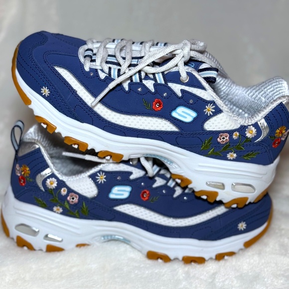 *SOLD* NEW! NWOT Beautiful Floral Sketchers - Picture 7 of 7